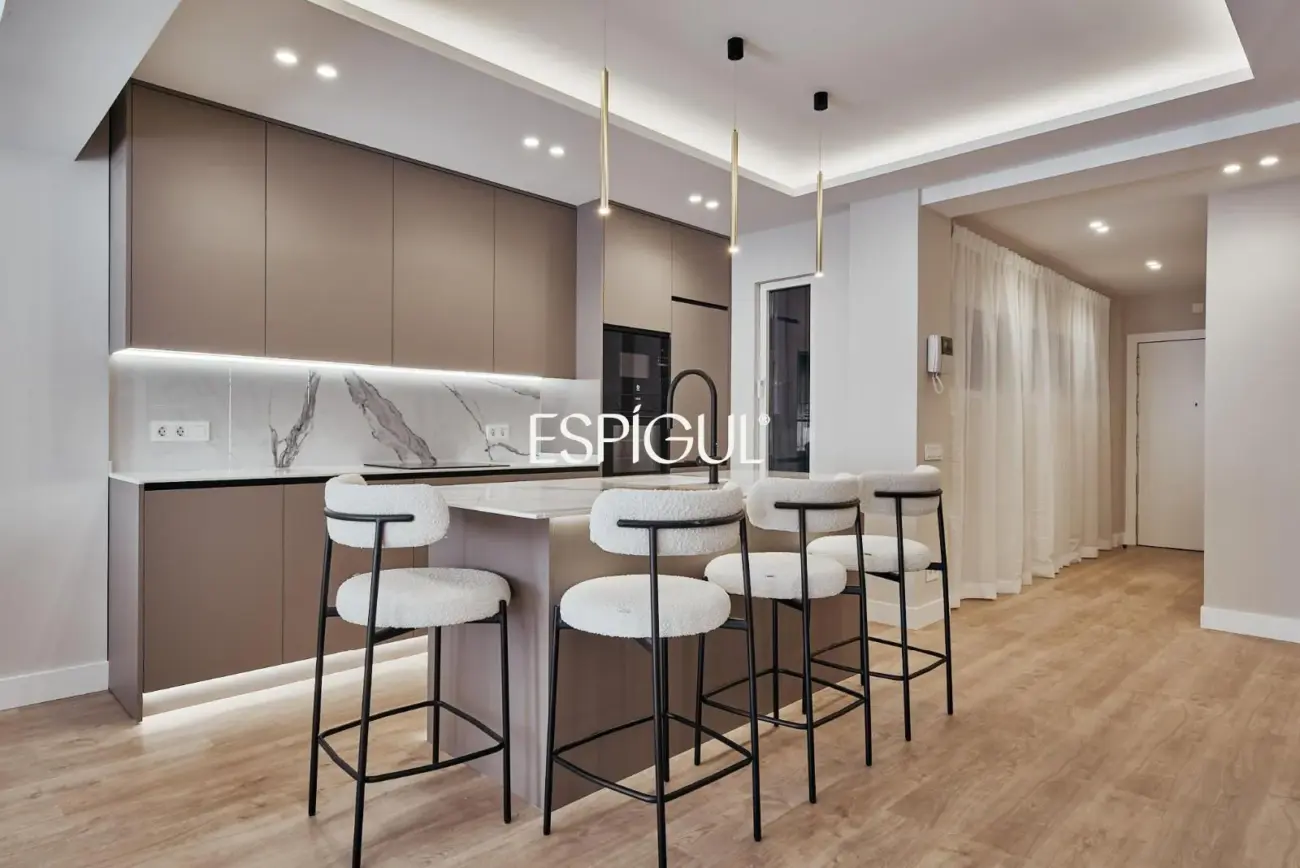 Appartement à vendre rénové, meublé et avec place de garage incluse dans le prix, Liste