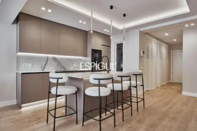 Отремонтированная, меблированная квартира на продажу с гаражным местом, включенным в стоимость. Готова к заселению.