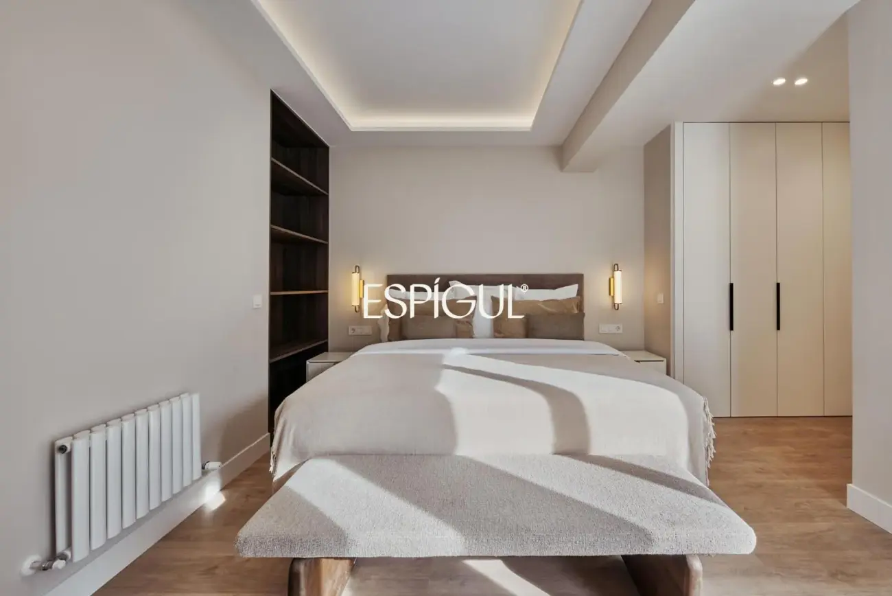 Отремонтированная, меблированная квартира на продажу с гаражным местом, включенным в стоимость. Готова к заселению.