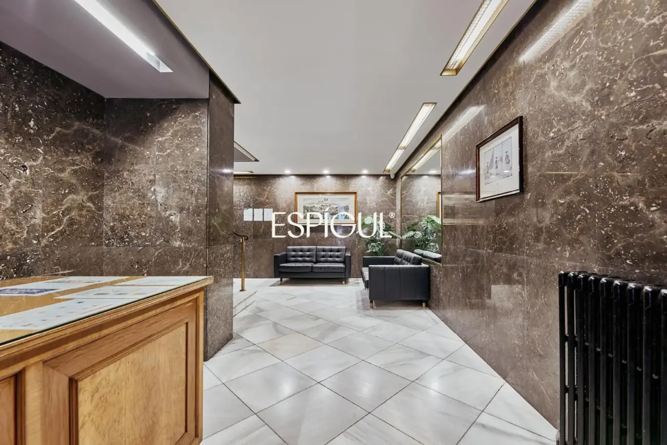 Отремонтированная, меблированная квартира на продажу с гаражным местом, включенным в стоимость. Готова к заселению.