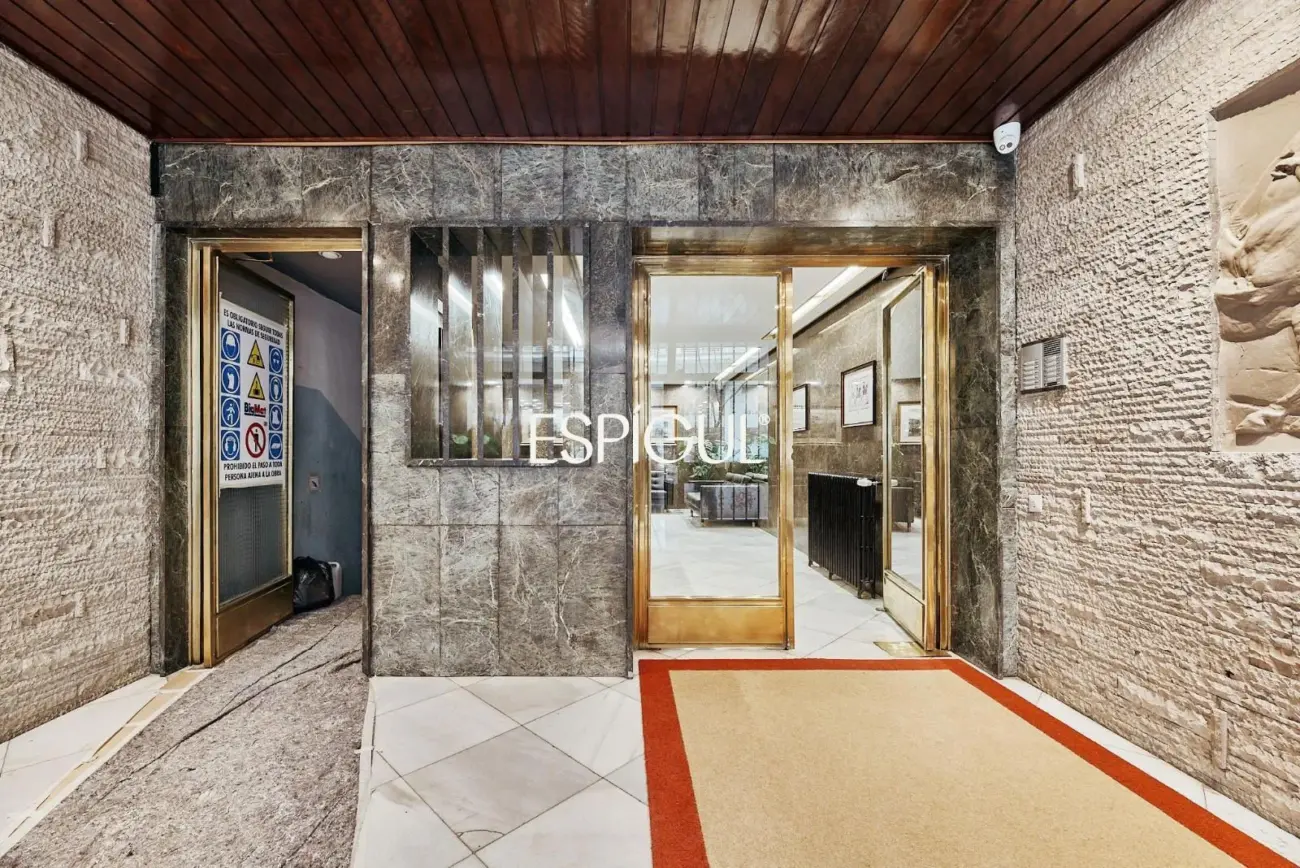 Отремонтированная, меблированная квартира на продажу с гаражным местом, включенным в стоимость. Готова к заселению.