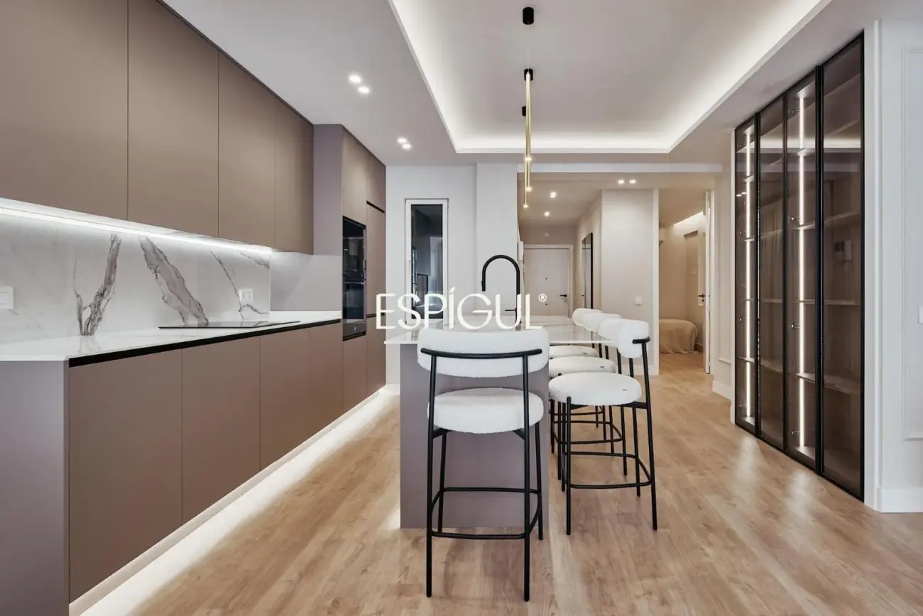 Отремонтированная, меблированная квартира на продажу с гаражным местом, включенным в стоимость. Готова к заселению.