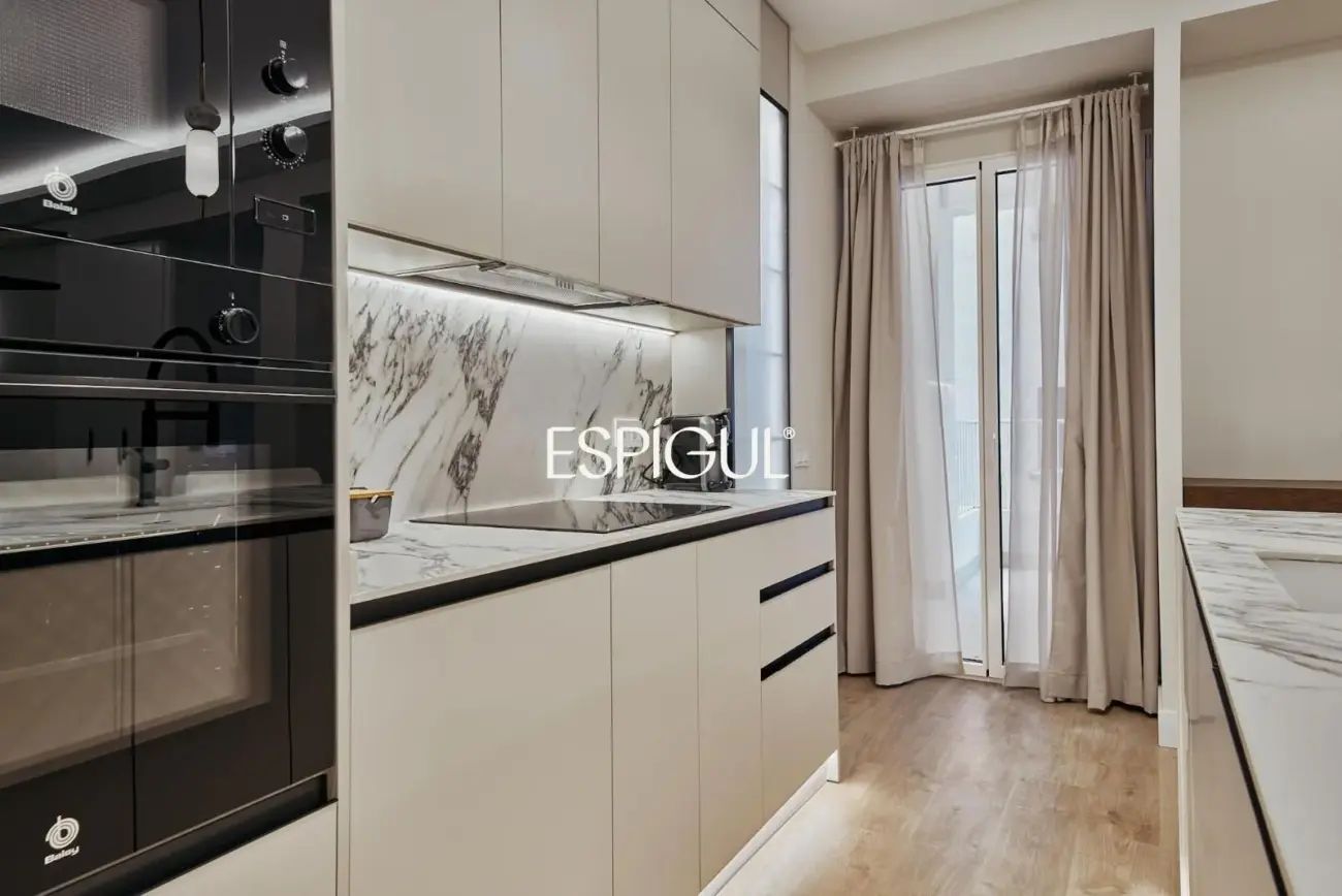 Piso en venta reformado con terraza en Conde de Peñalver, Lista