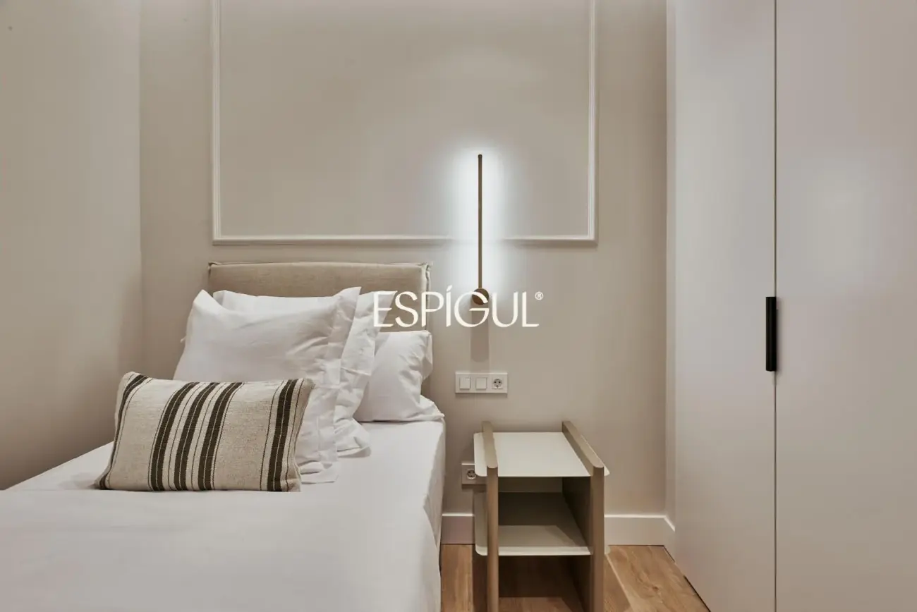 Piso en venta reformado con terraza en Conde de Peñalver, Lista