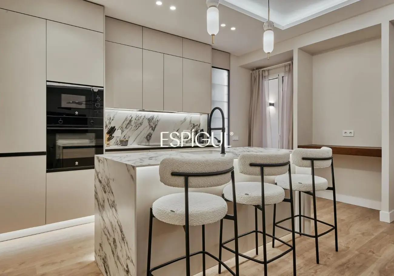 Piso en venta reformado con terraza en Conde de Peñalver, Lista