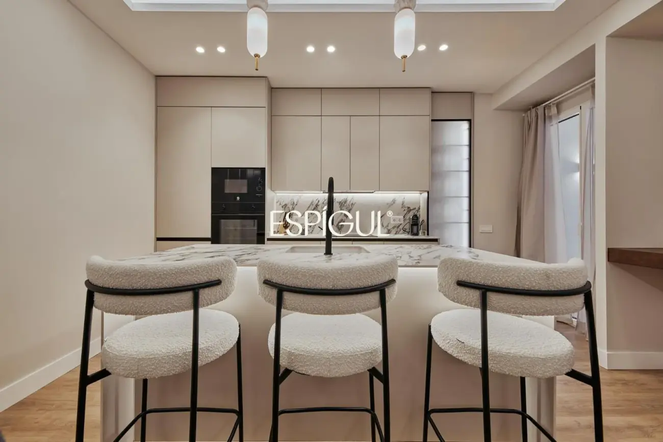 Piso en venta reformado con terraza en Conde de Peñalver, Lista