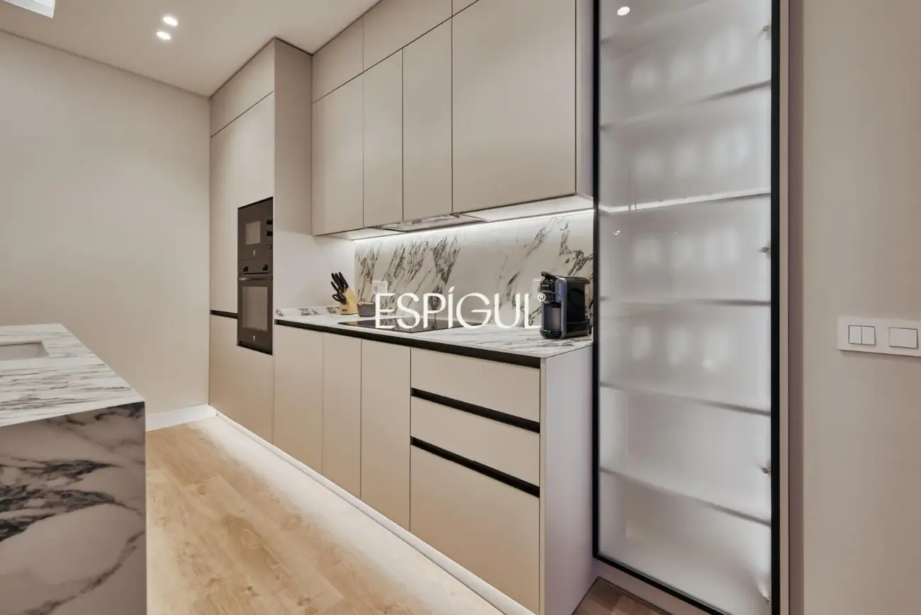 Piso en venta reformado con terraza en Conde de Peñalver, Lista