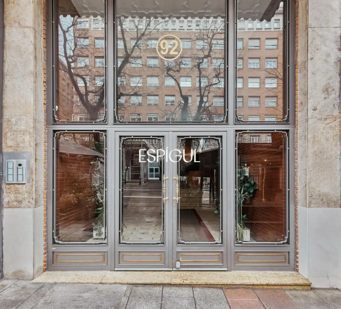 Piso en venta reformado con terraza en Conde de Peñalver, Lista