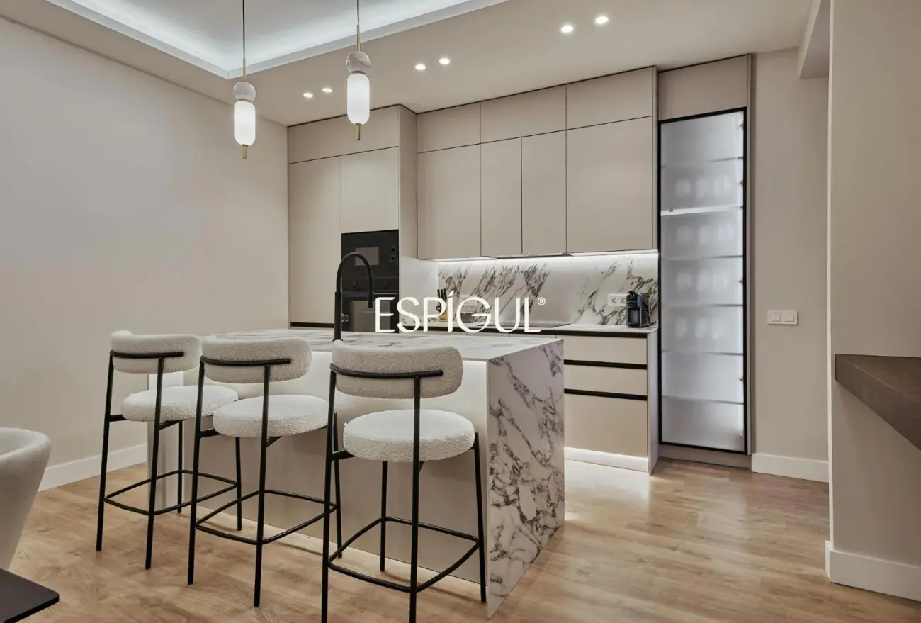 Piso en venta reformado con terraza en Conde de Peñalver, Lista