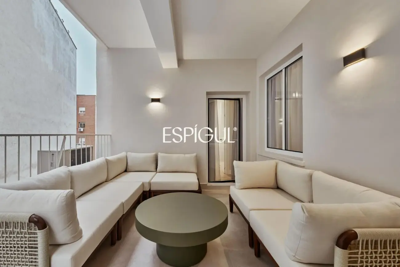 Piso en venta reformado con terraza en Conde de Peñalver, Lista