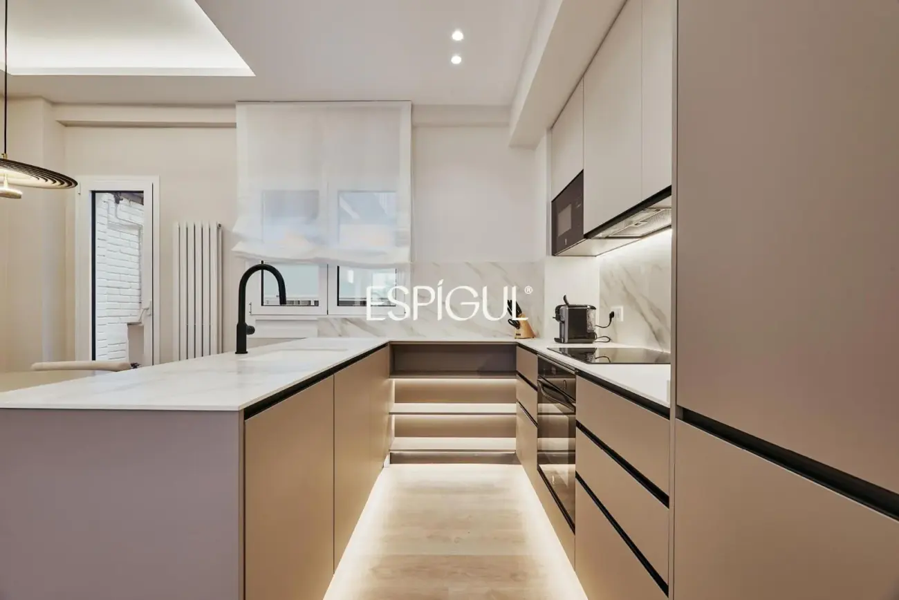 Отремонтированная квартира на продажу с террасой в Ибице. Ретиро