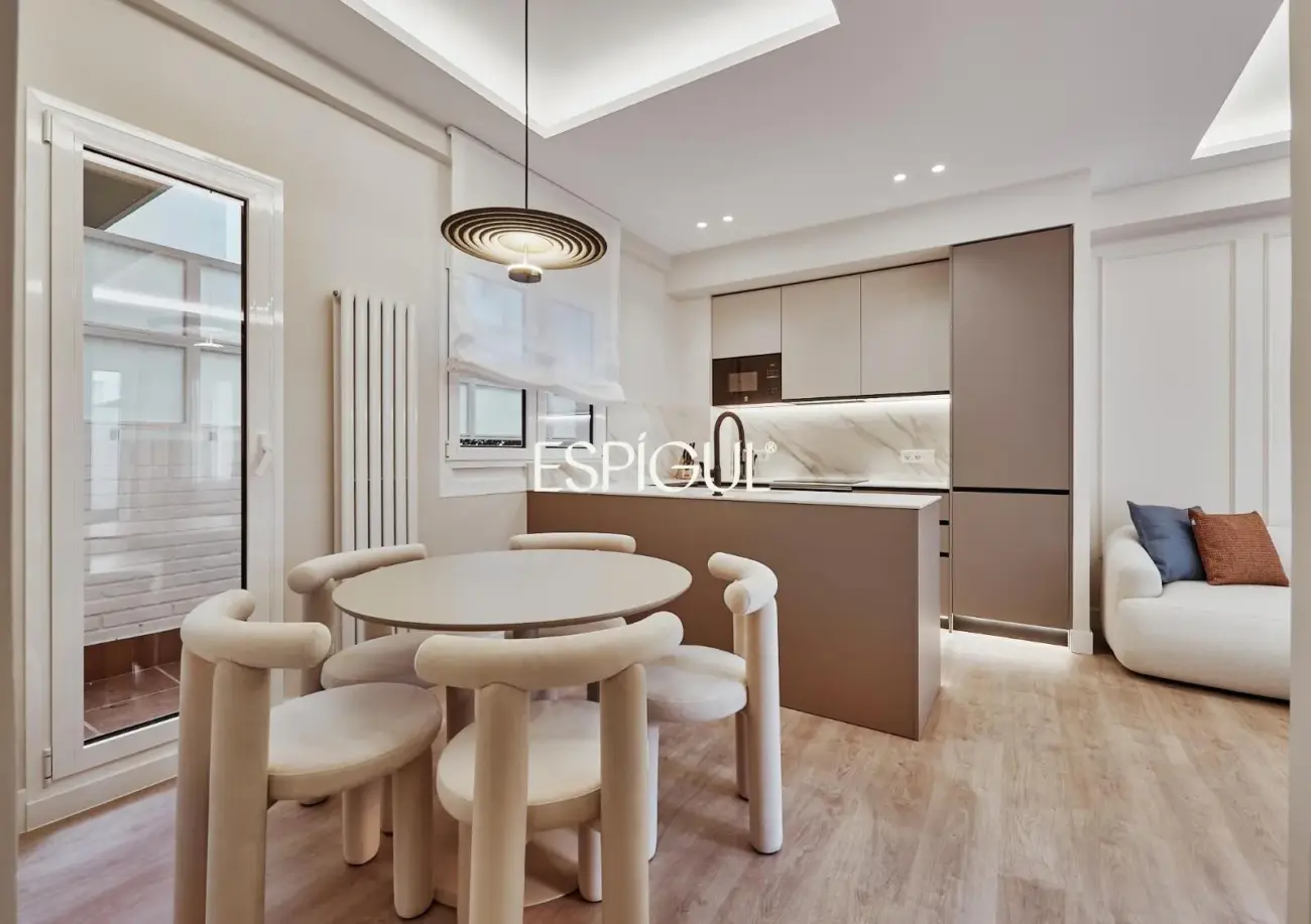 Appartement rénové à vendre avec terrasse à Ibiza. Retiro