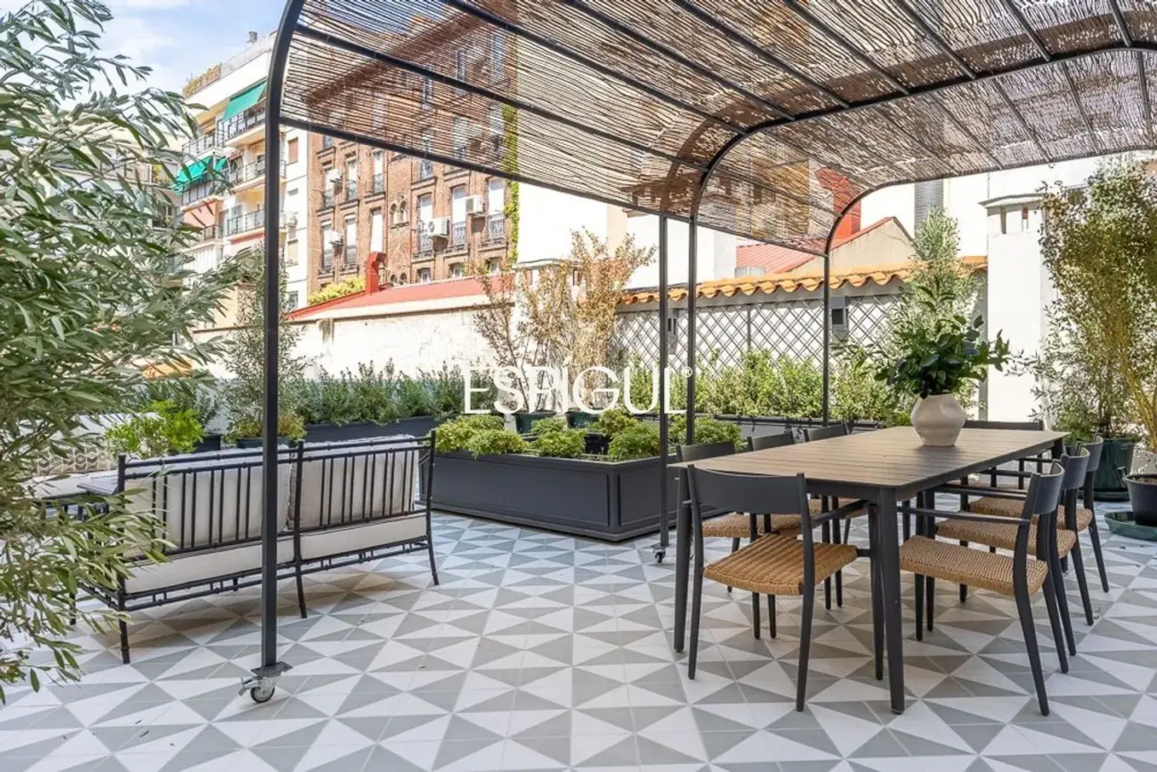 Piso en venta reformado con terraza en la codiciada Calle Núñez de Balboa, Madrid