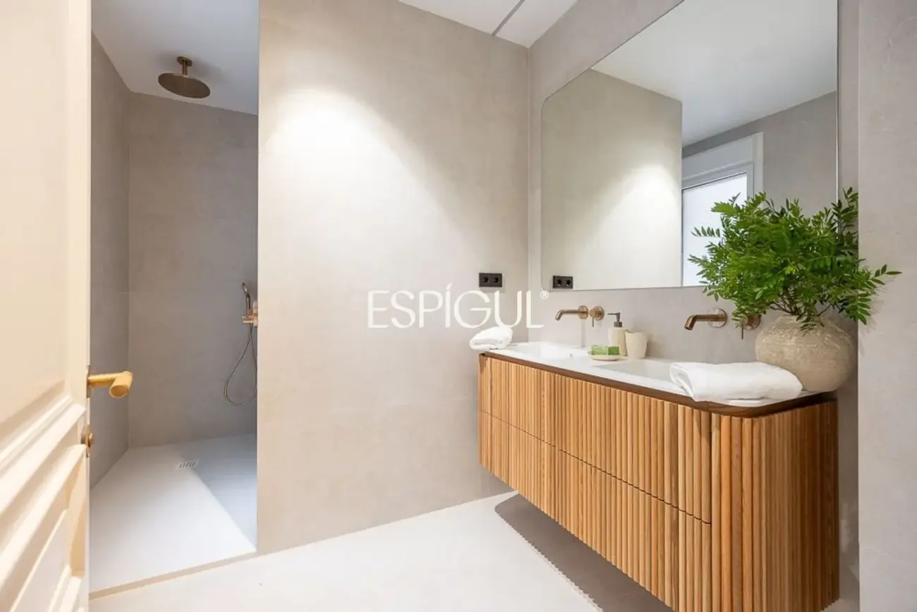 Piso en venta reformado con terraza en la codiciada Calle Núñez de Balboa, Madrid