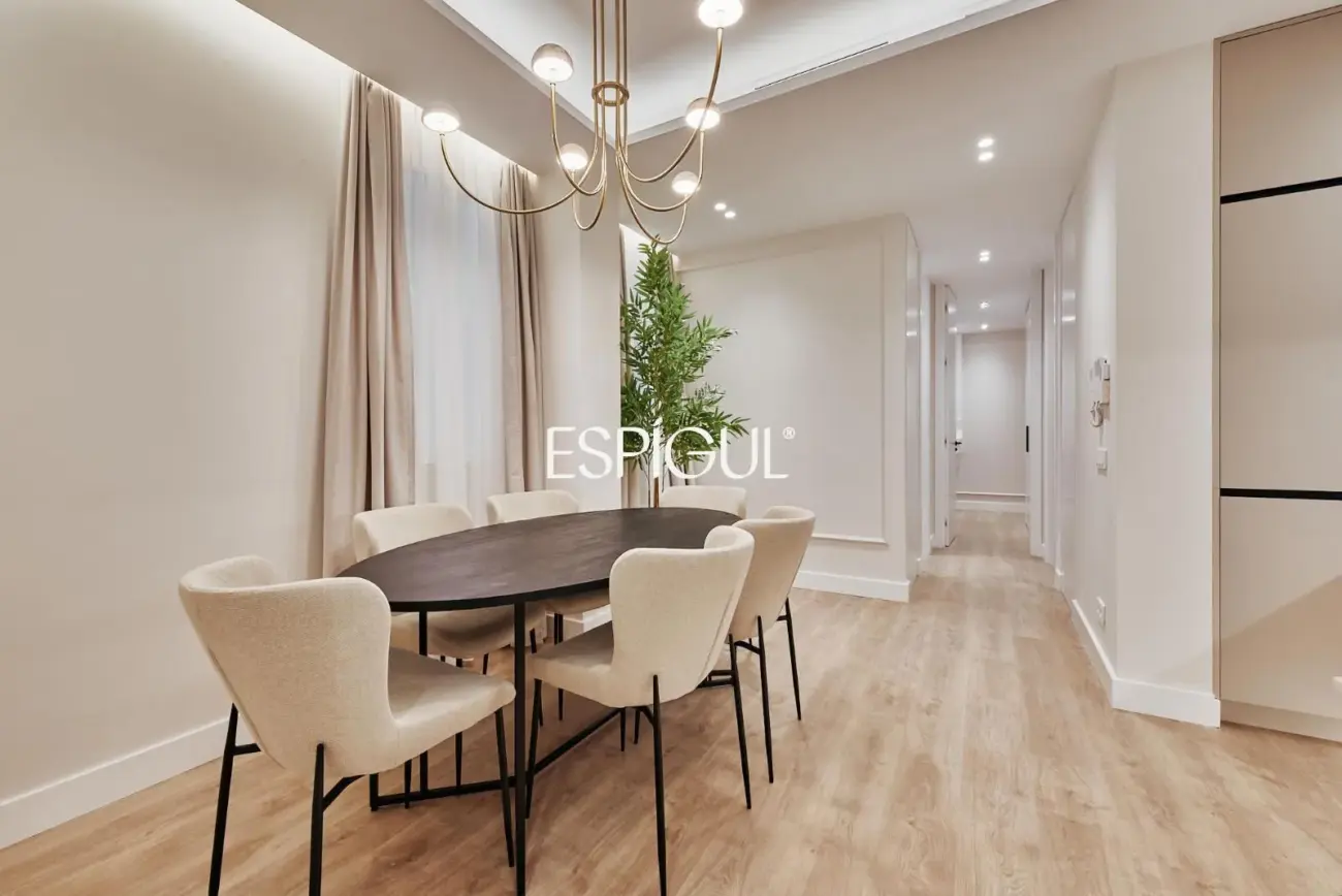 Piso en venta reformado y amueblado con plaza de garaje en Lista