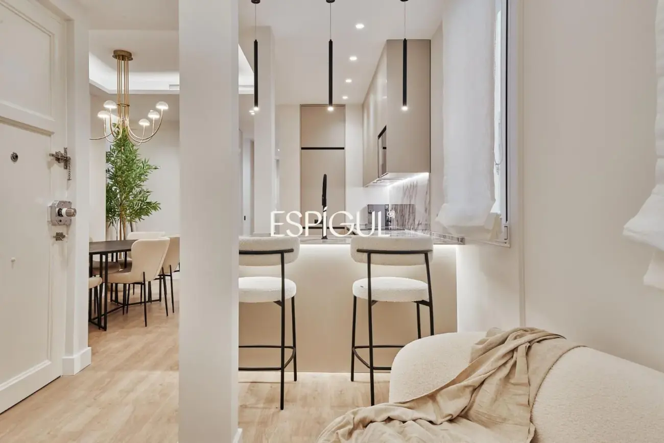 Piso en venta reformado y amueblado con plaza de garaje en Lista