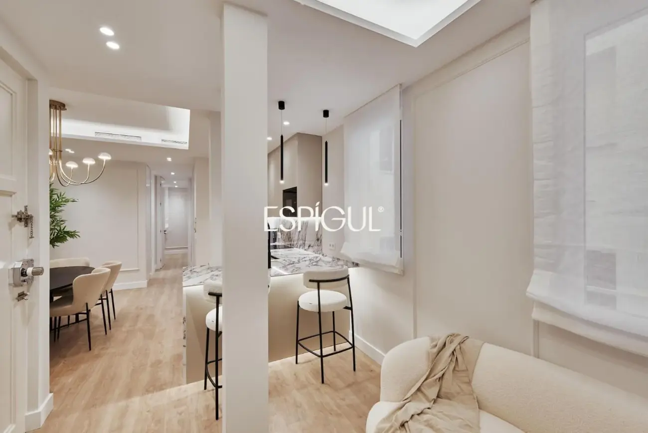 Piso en venta reformado y amueblado con plaza de garaje en Lista