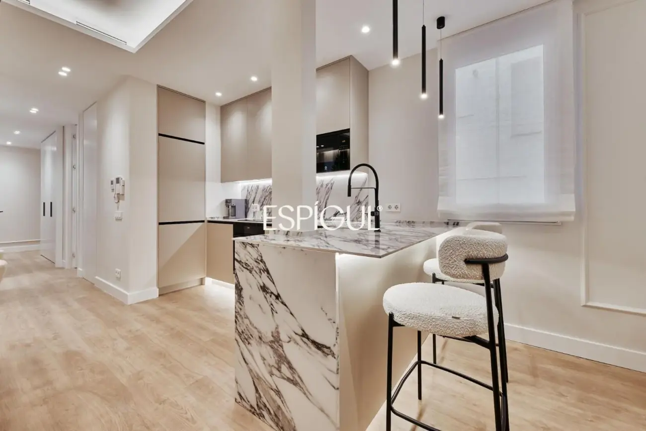 Piso en venta reformado y amueblado con plaza de garaje en Lista