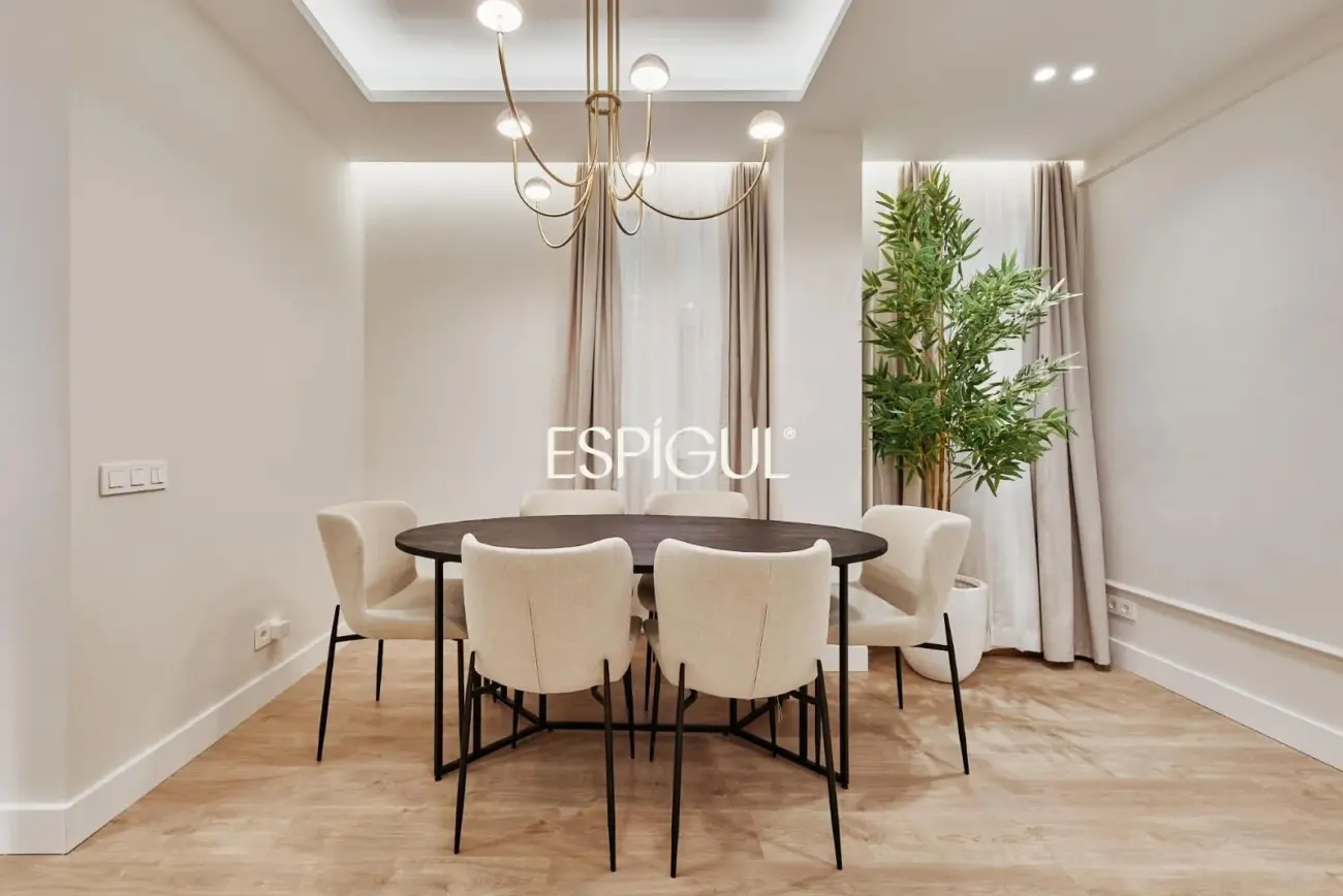 Piso en venta reformado y amueblado con plaza de garaje en Lista