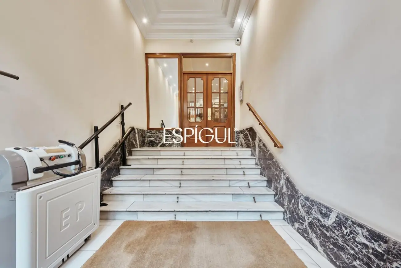 Piso en venta reformado y amueblado con plaza de garaje en Lista