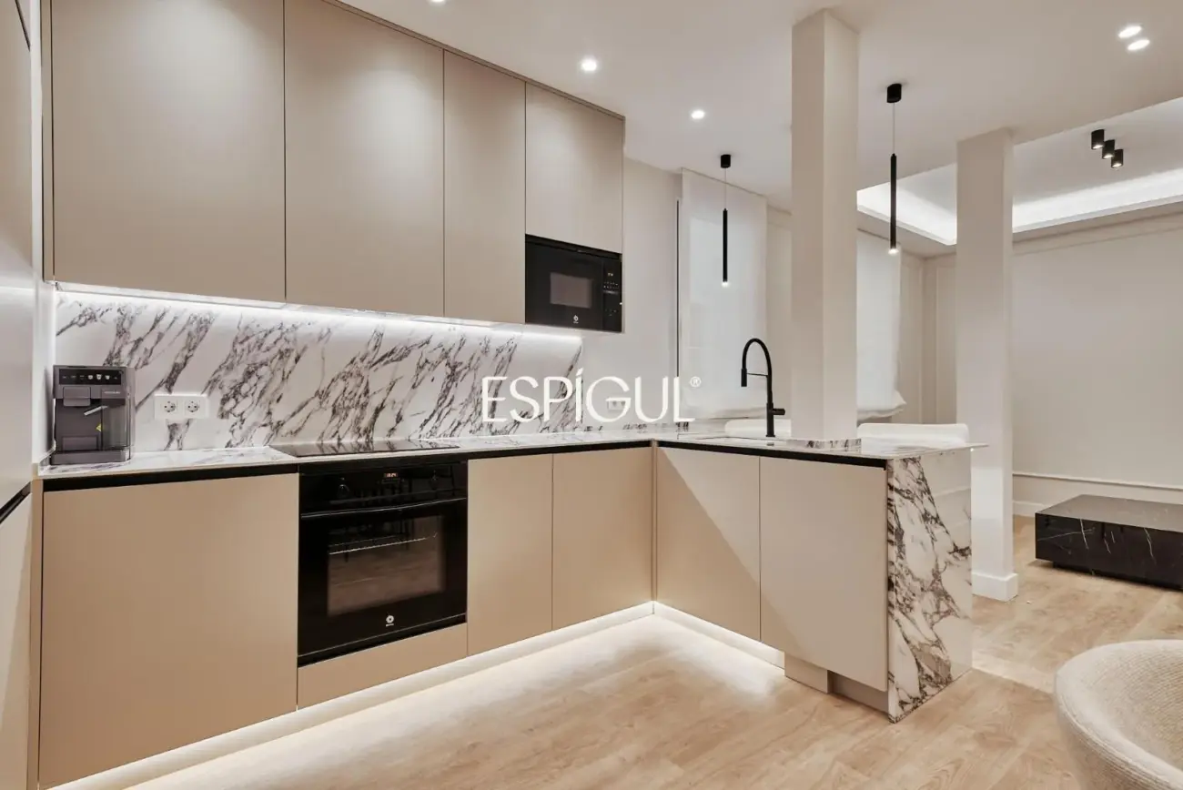 Piso en venta reformado y amueblado con plaza de garaje en Lista