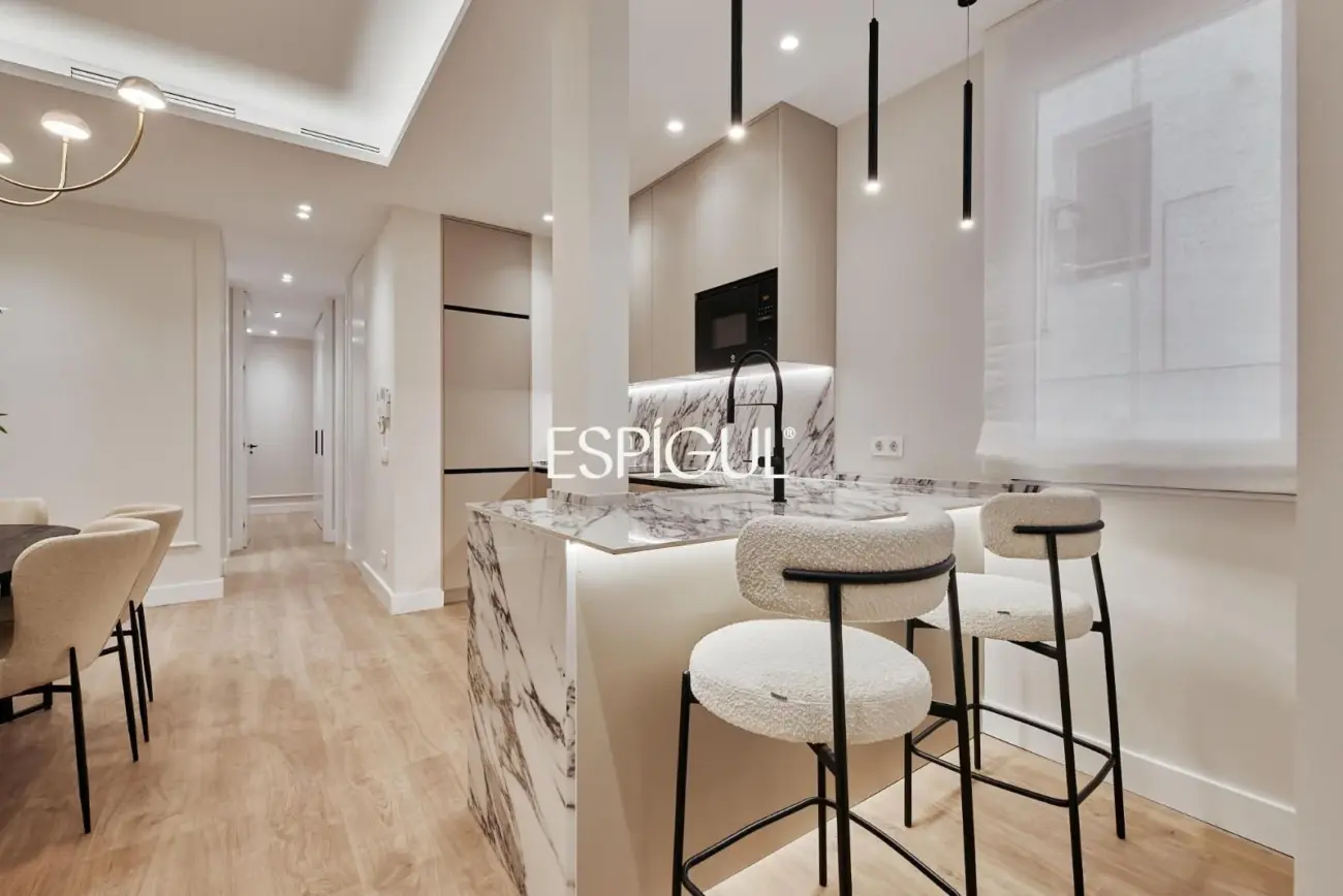 Piso en venta reformado y amueblado con plaza de garaje en Lista