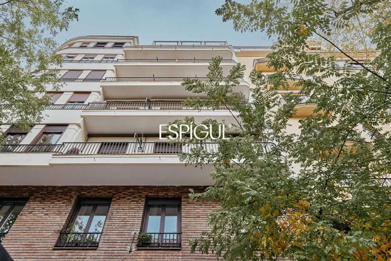 Piso en venta reformado y amueblado con plaza de garaje en Lista