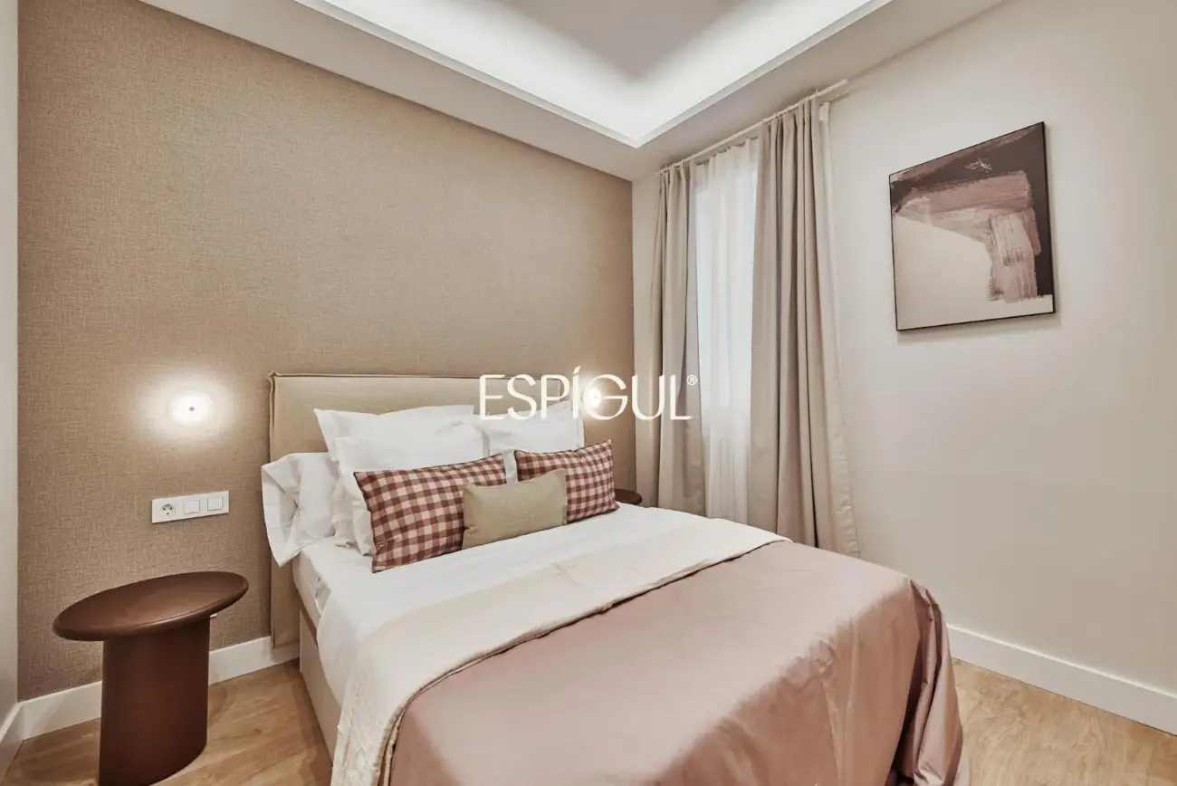 Piso en venta reformado y amueblado con plaza de garaje en Lista