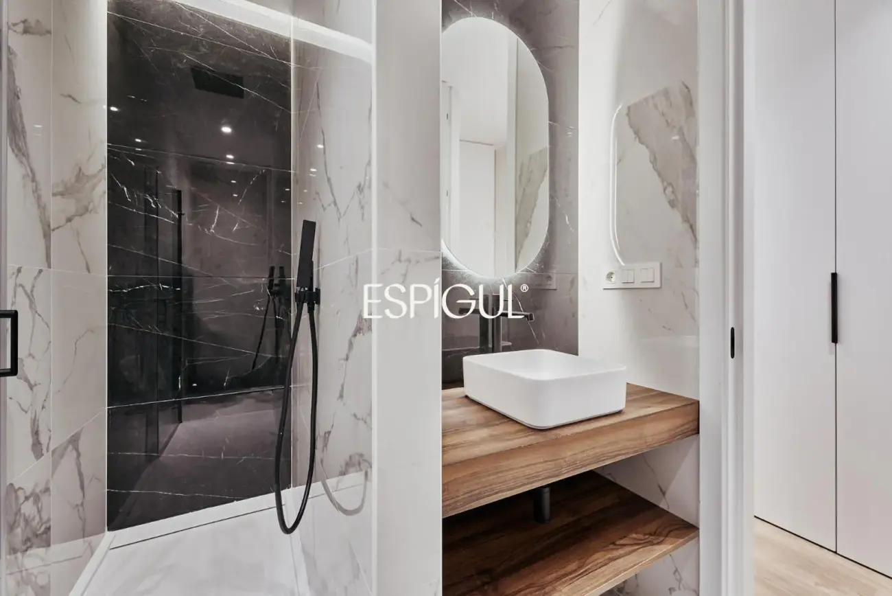 Piso en venta reformado y amueblado con plaza de garaje en Lista