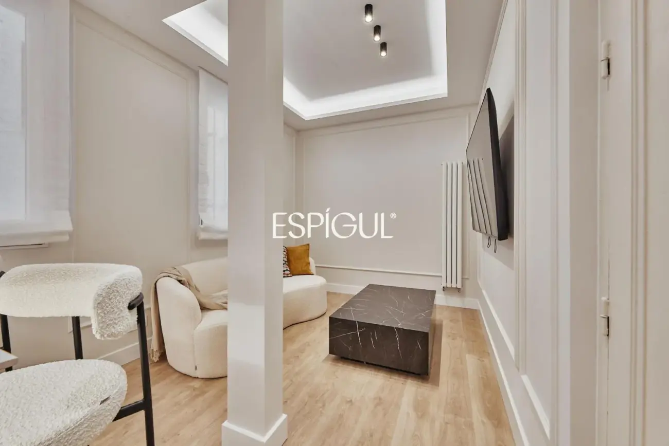 Piso en venta reformado y amueblado con plaza de garaje en Lista