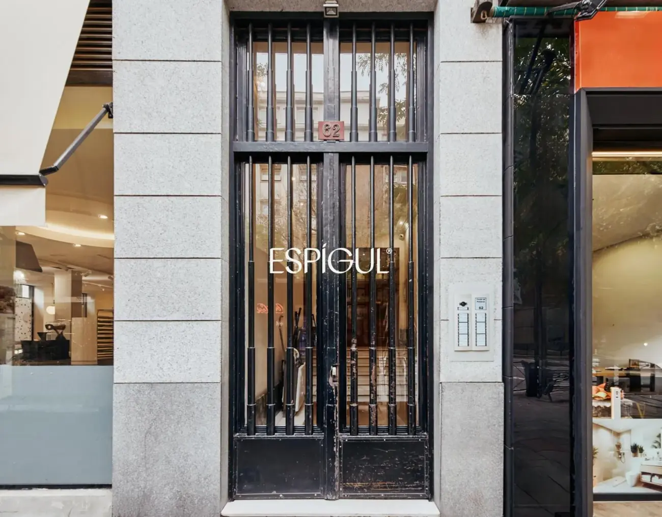 Piso en venta reformado y amueblado con plaza de garaje en Lista