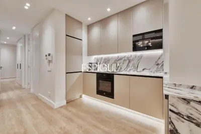 Piso en venta reformado y amueblado con plaza de garaje en Lista