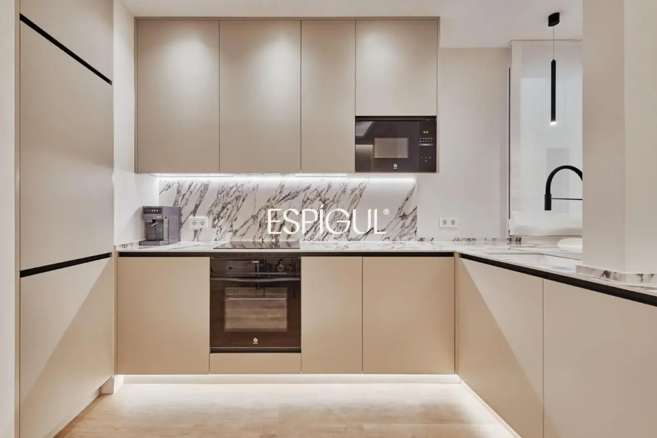 Piso en venta reformado y amueblado con plaza de garaje en Lista