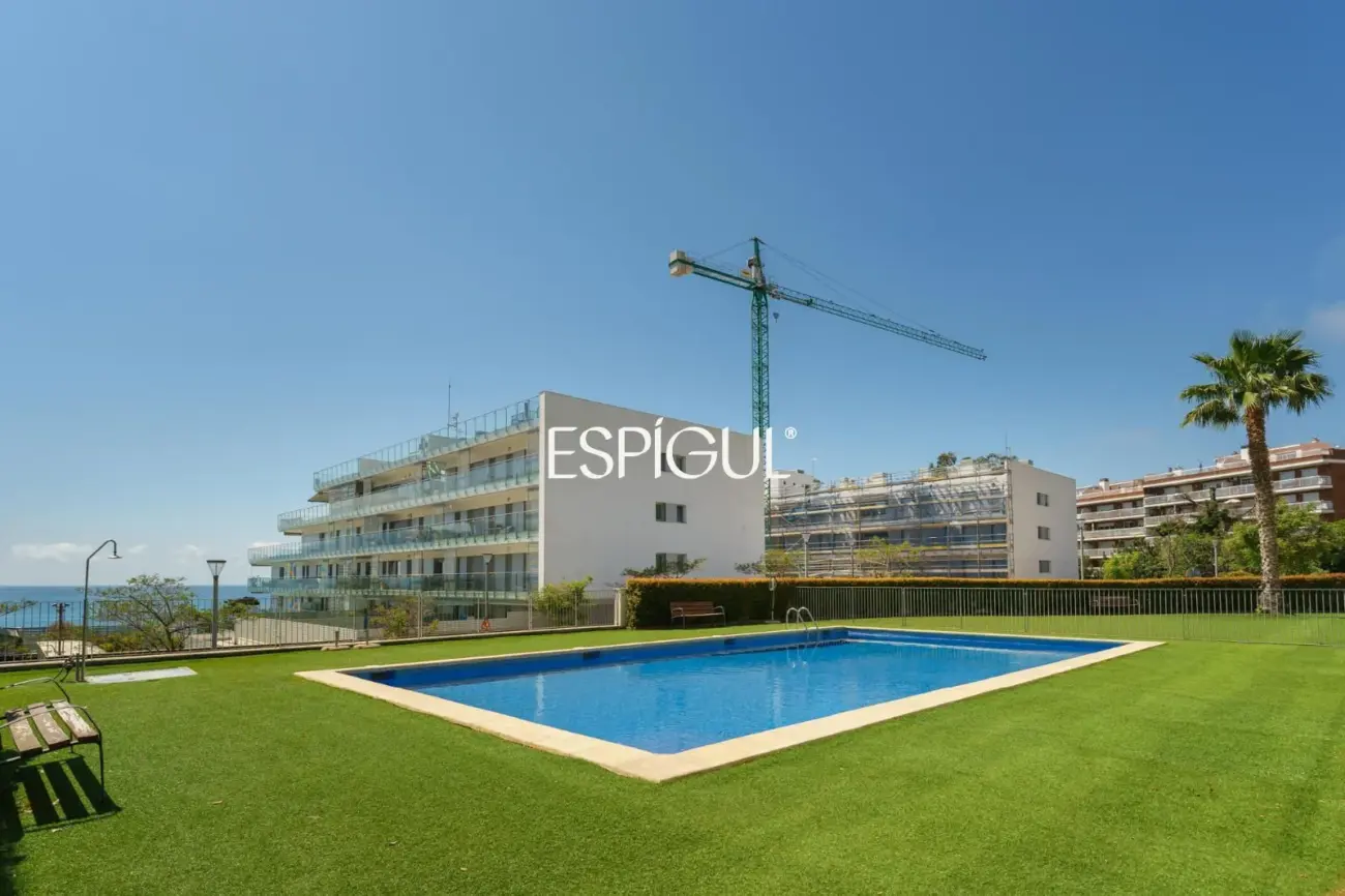 Semi-new apartment with sea views, two parking spaces and communal pool in Llavaneres