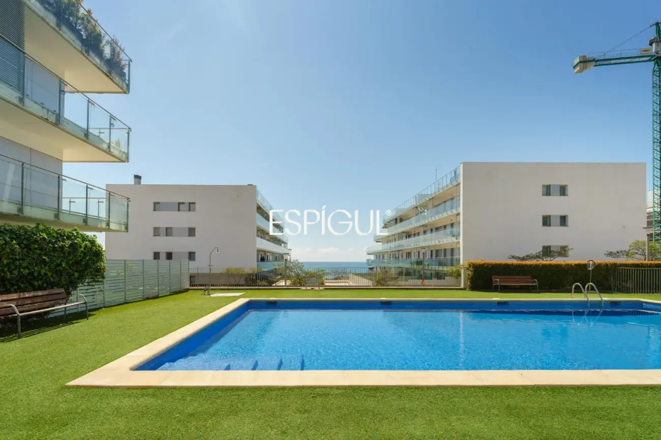 Semi-new apartment with sea views, two parking spaces and communal pool in Llavaneres