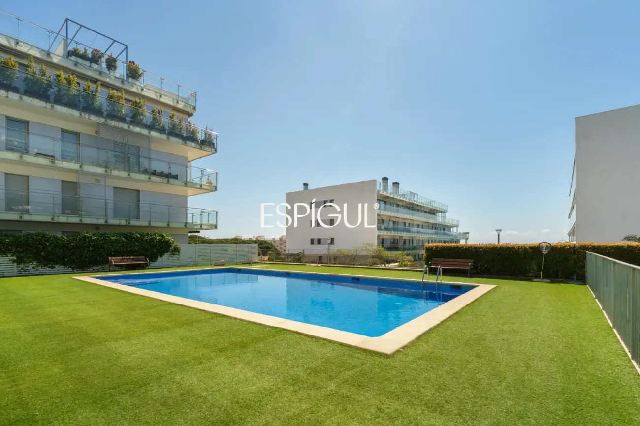 Semi-new apartment with sea views, two parking spaces and communal pool in Llavaneres