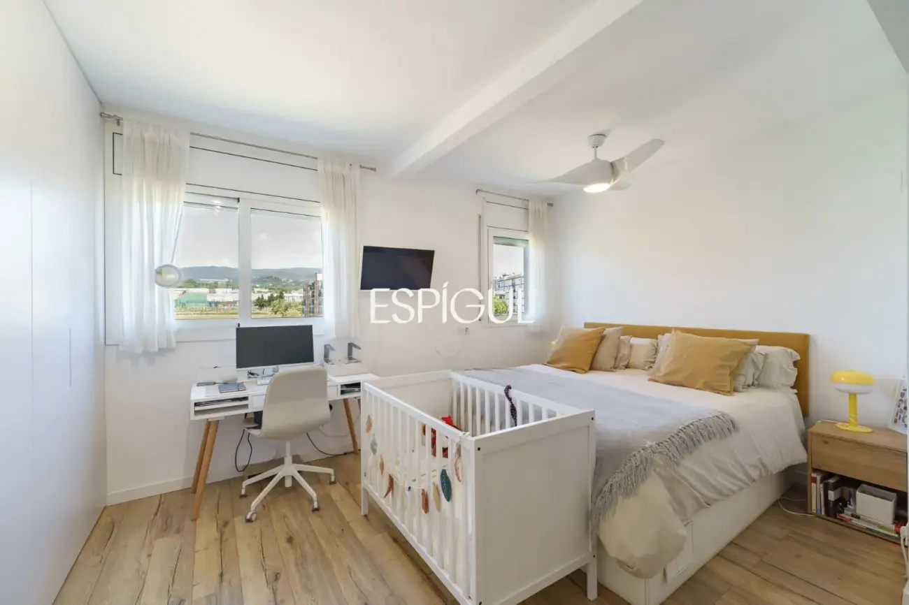 Semi-new apartment with sea views, two parking spaces and communal pool in Llavaneres