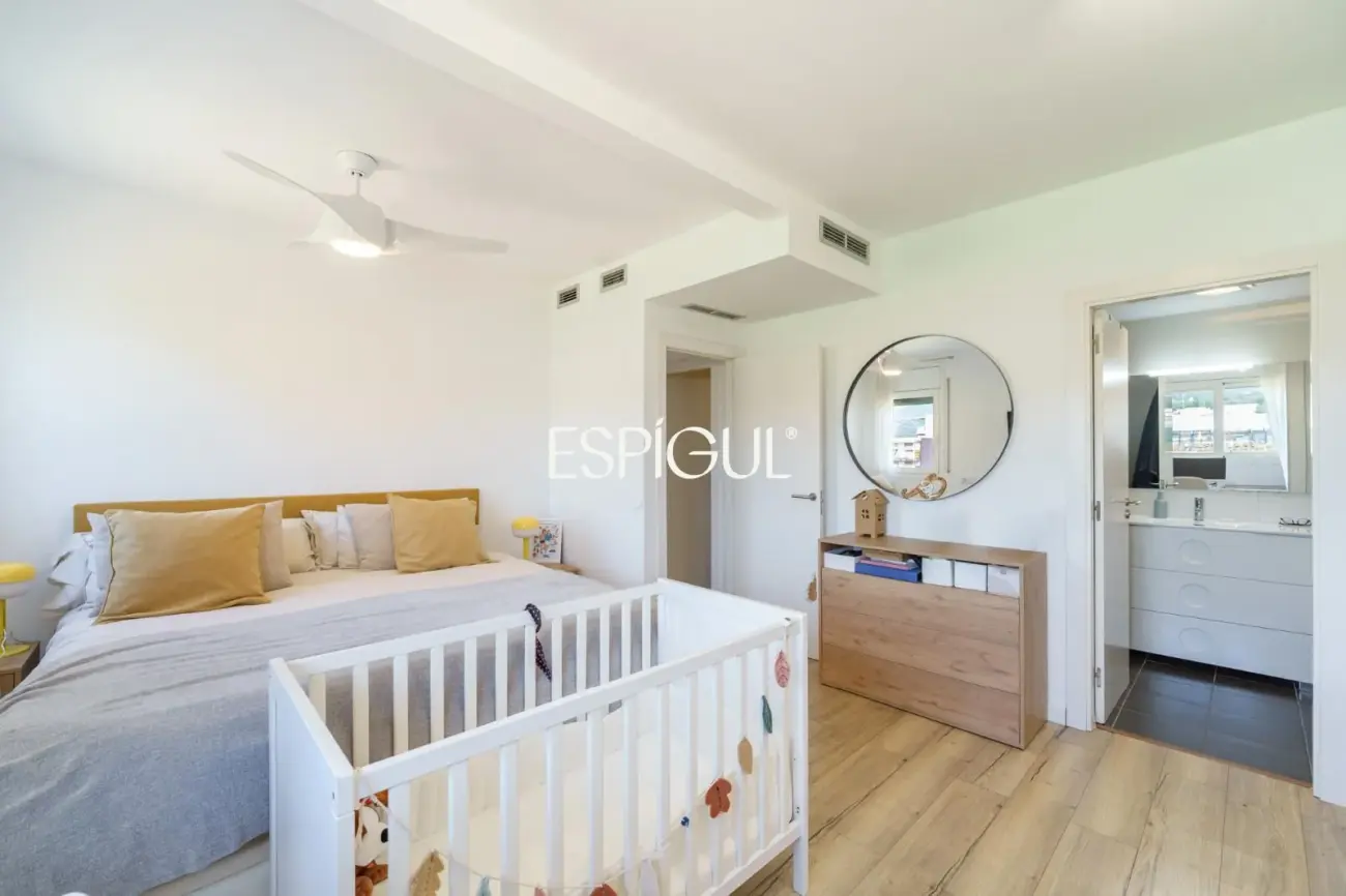 Semi-new apartment with sea views, two parking spaces and communal pool in Llavaneres