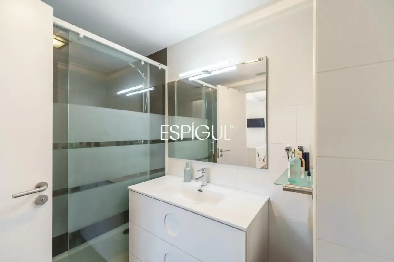 Semi-new apartment with sea views, two parking spaces and communal pool in Llavaneres