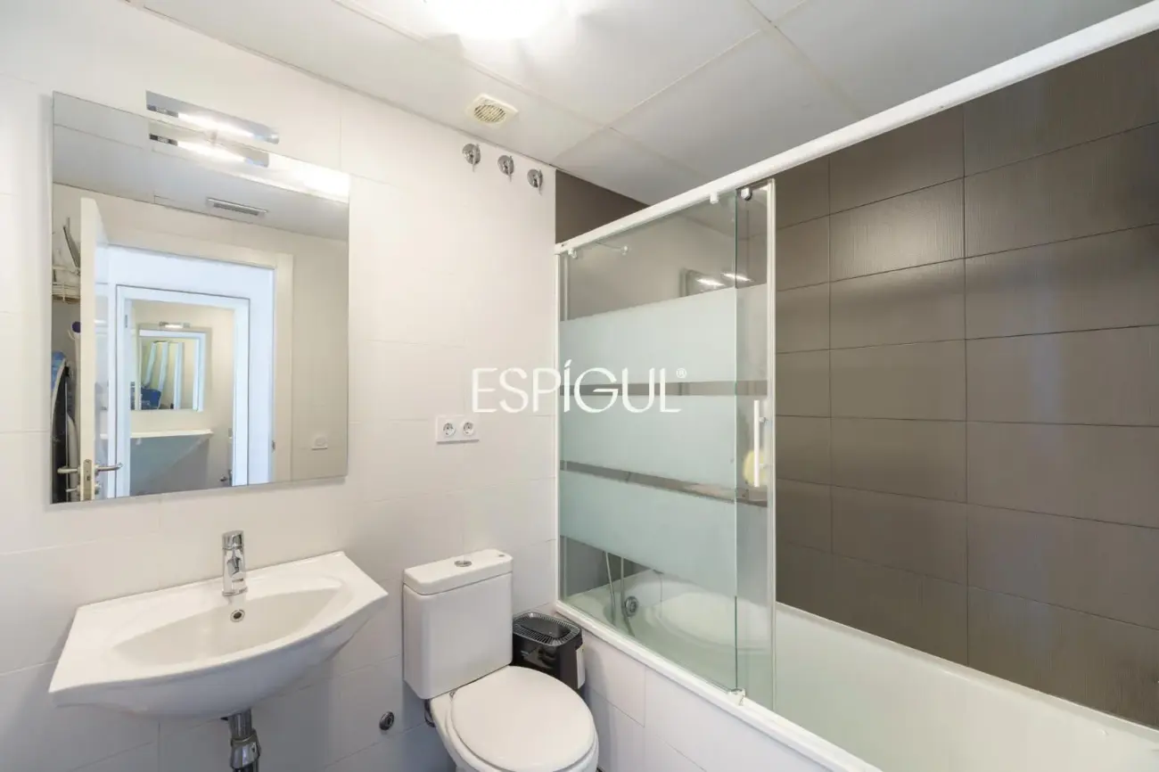 Semi-new apartment with sea views, two parking spaces and communal pool in Llavaneres