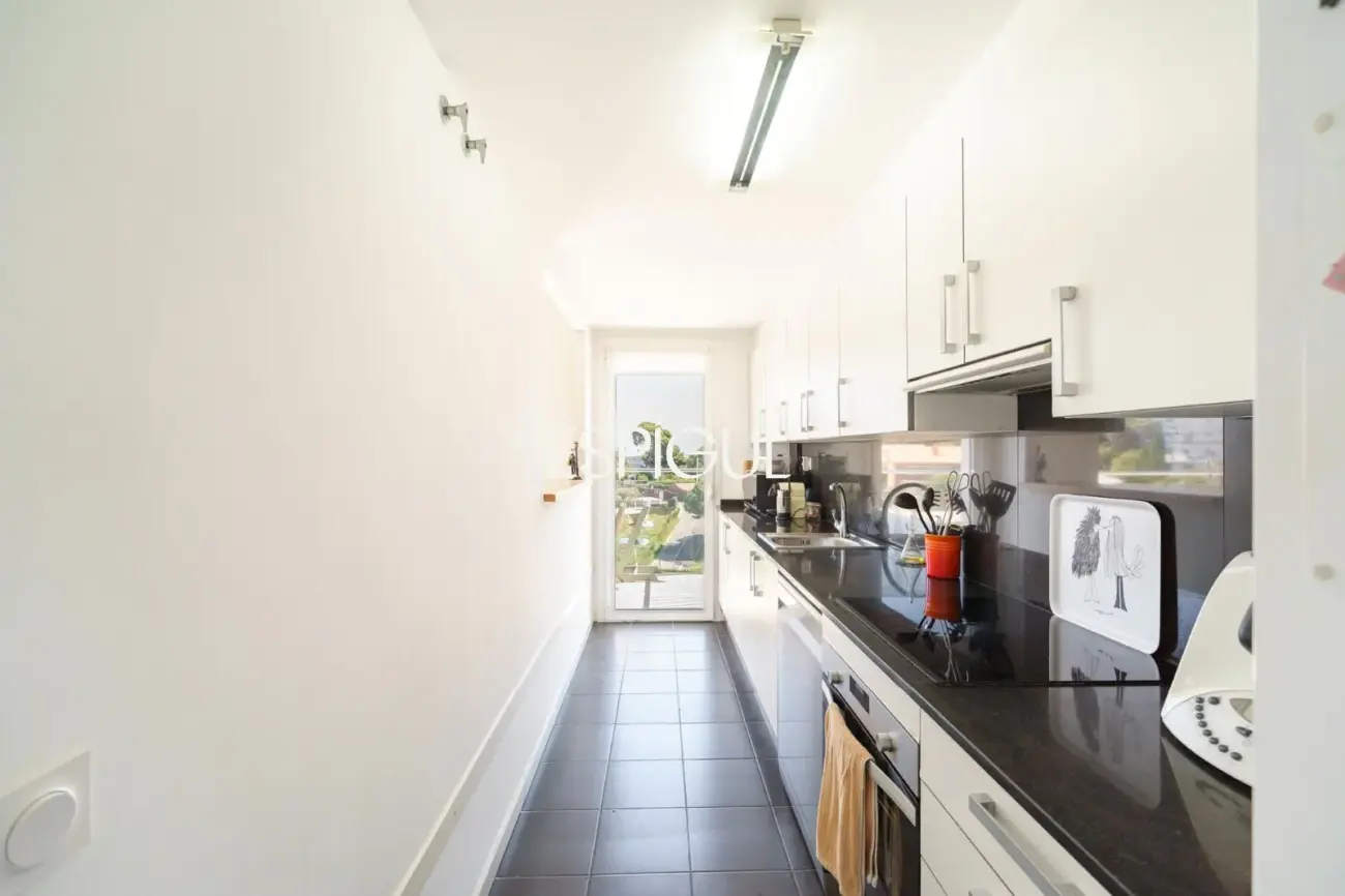 Semi-new apartment with sea views, two parking spaces and communal pool in Llavaneres