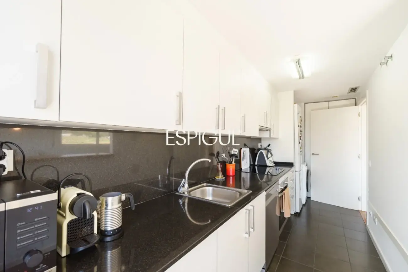 Semi-new apartment with sea views, two parking spaces and communal pool in Llavaneres