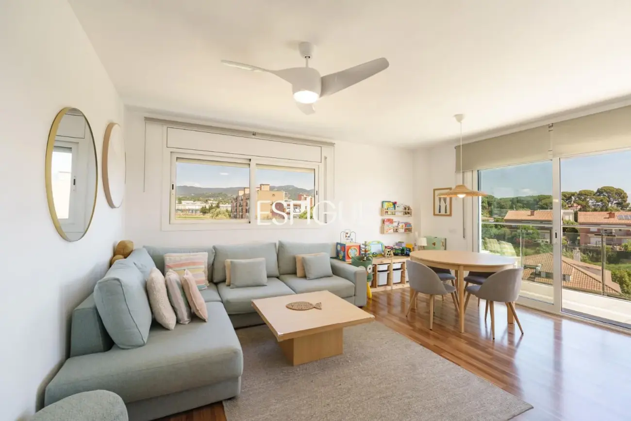 Semi-new apartment with sea views, two parking spaces and communal pool in Llavaneres