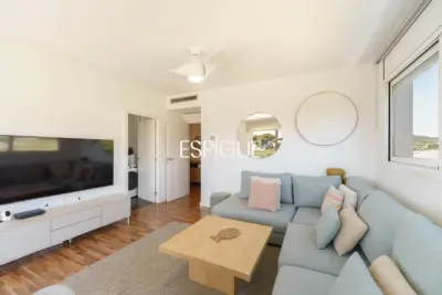 Semi-new apartment with sea views, two parking spaces and communal pool in Llavaneres