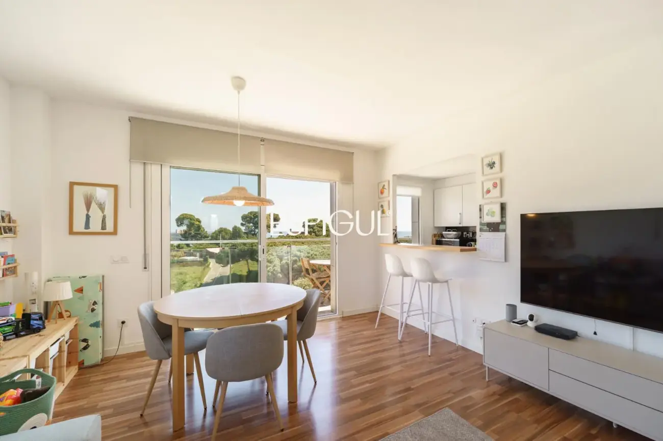 Semi-new apartment with sea views, two parking spaces and communal pool in Llavaneres