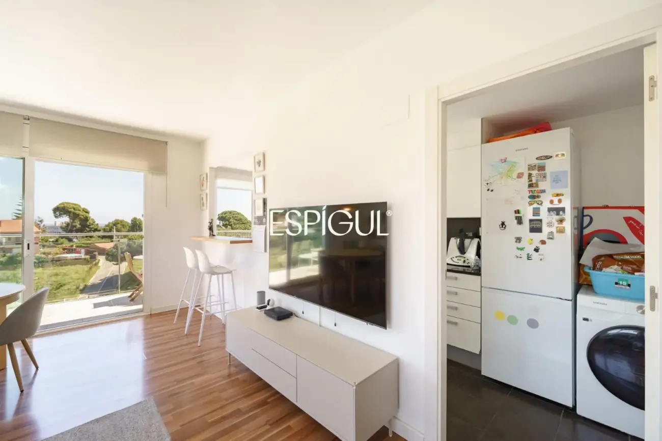 Semi-new apartment with sea views, two parking spaces and communal pool in Llavaneres