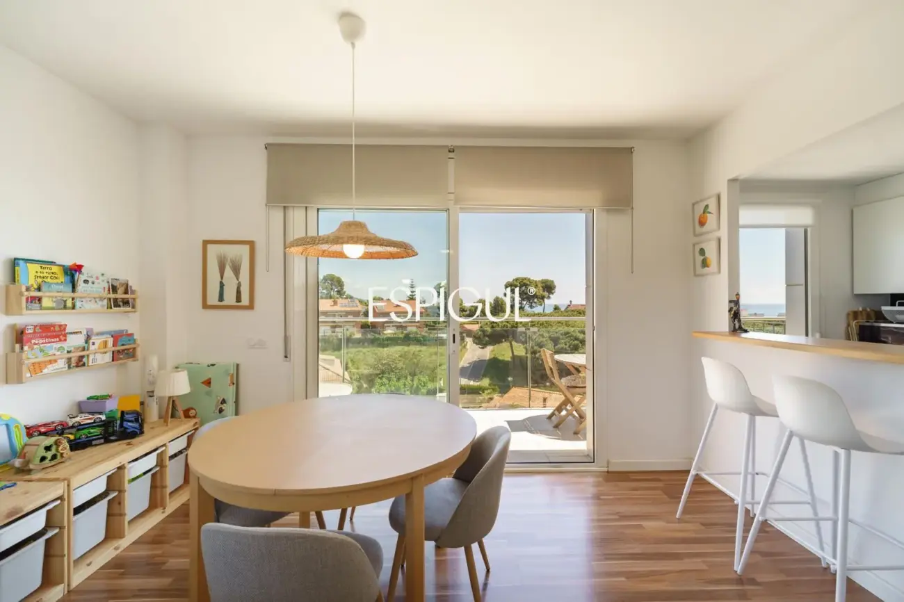 Semi-new apartment with sea views, two parking spaces and communal pool in Llavaneres
