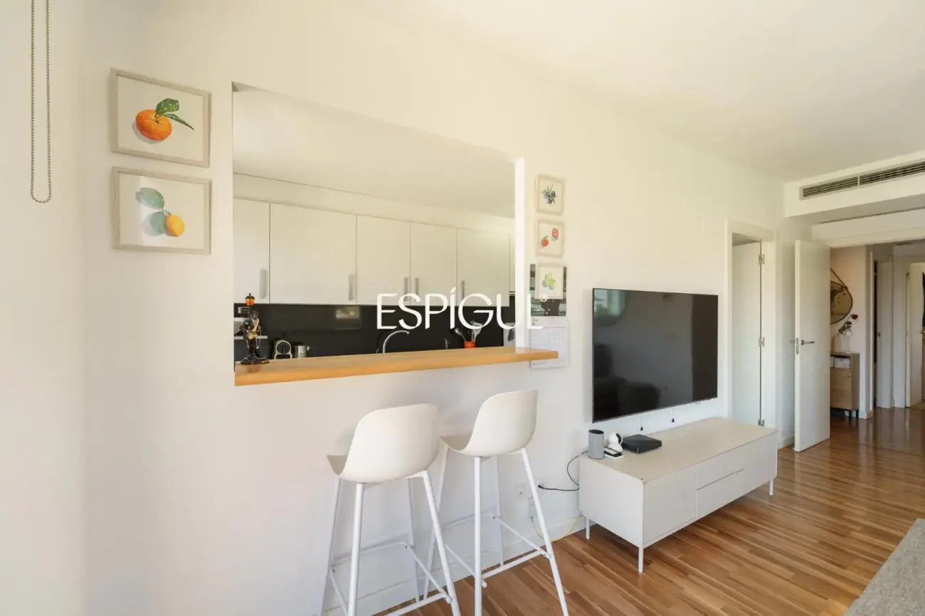 Semi-new apartment with sea views, two parking spaces and communal pool in Llavaneres