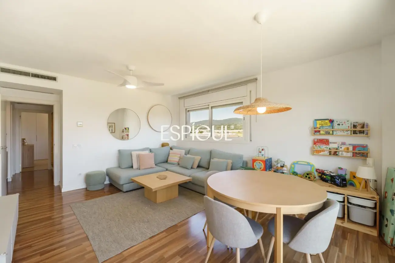 Semi-new apartment with sea views, two parking spaces and communal pool in Llavaneres