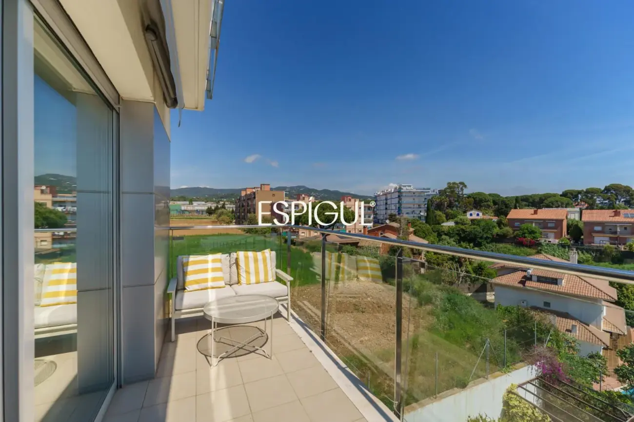 Semi-new apartment with sea views, two parking spaces and communal pool in Llavaneres